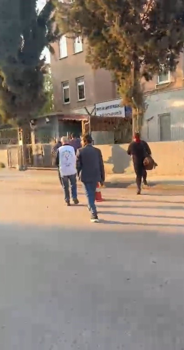 HDP'li Ömer Faruk Gergerlioğlu’na sert tepki! Mahalleli görünce çılgına döndü karakola sığındılar - Resim: 2