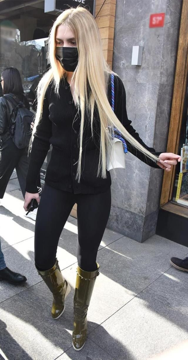 'Okuma-yazma bilmiyorum' cevabını alınca Aleyna Tilki kahkaha attı! Kitap vermişti - Resim: 1