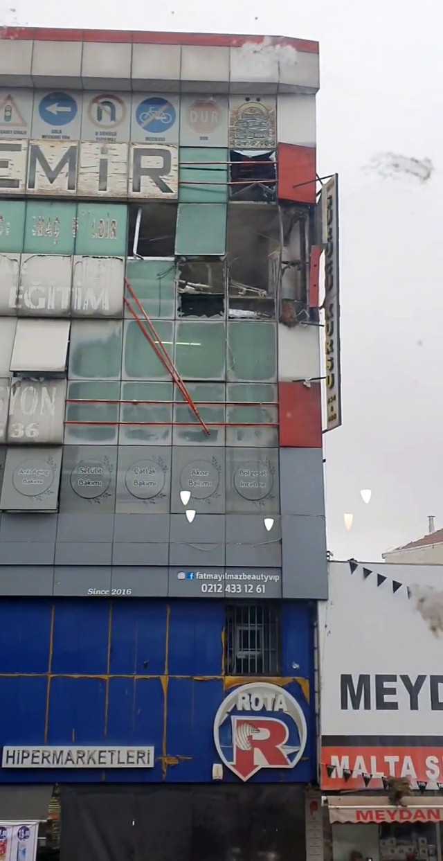 İstanbul Bağcılarda patlama! Tekstil atölyesindeki patlama harabeye çevirdi - Resim: 0