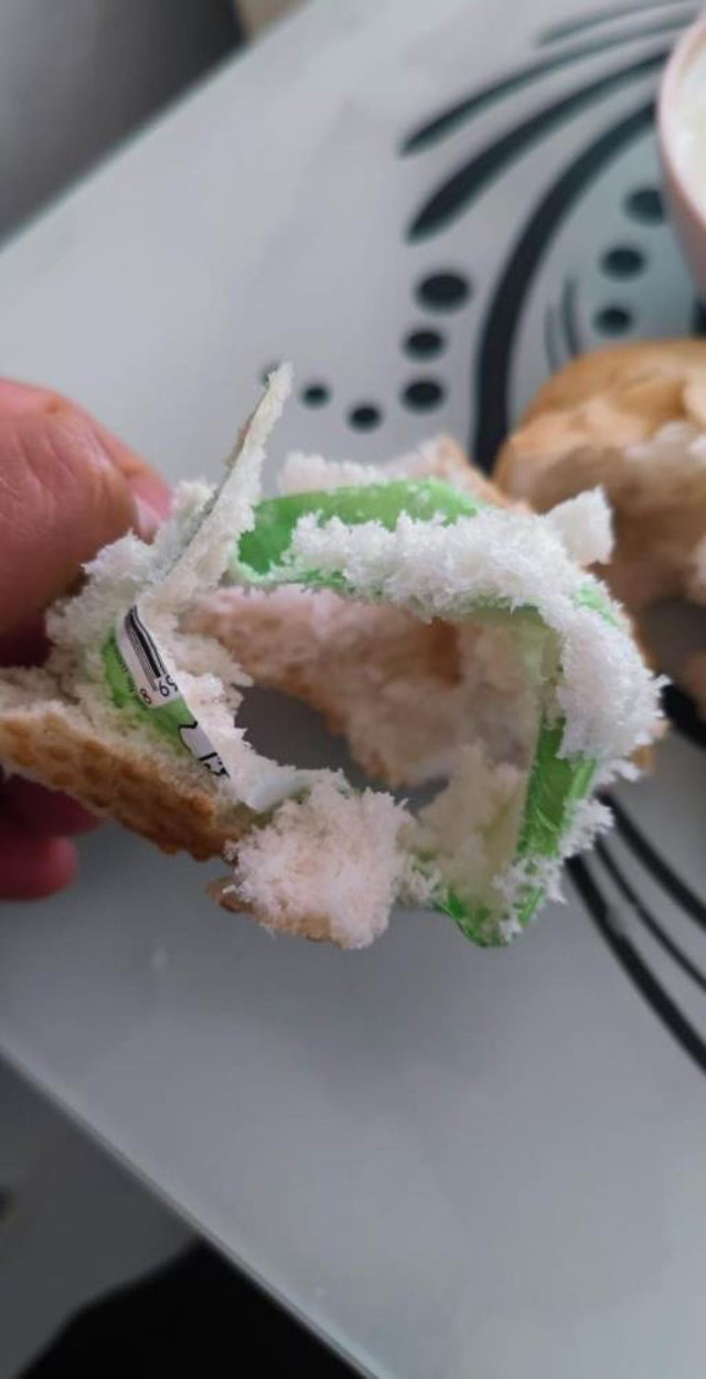 Ekmeği bölünce neye uğradığını şaşırdı! İçinden bakın ne çıktı - Resim: 0