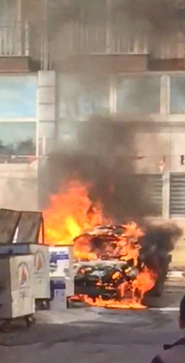 Antalya'da çöpe dökülen soba külleri otomobili kullanılamaz hale getirdi - Resim: 1