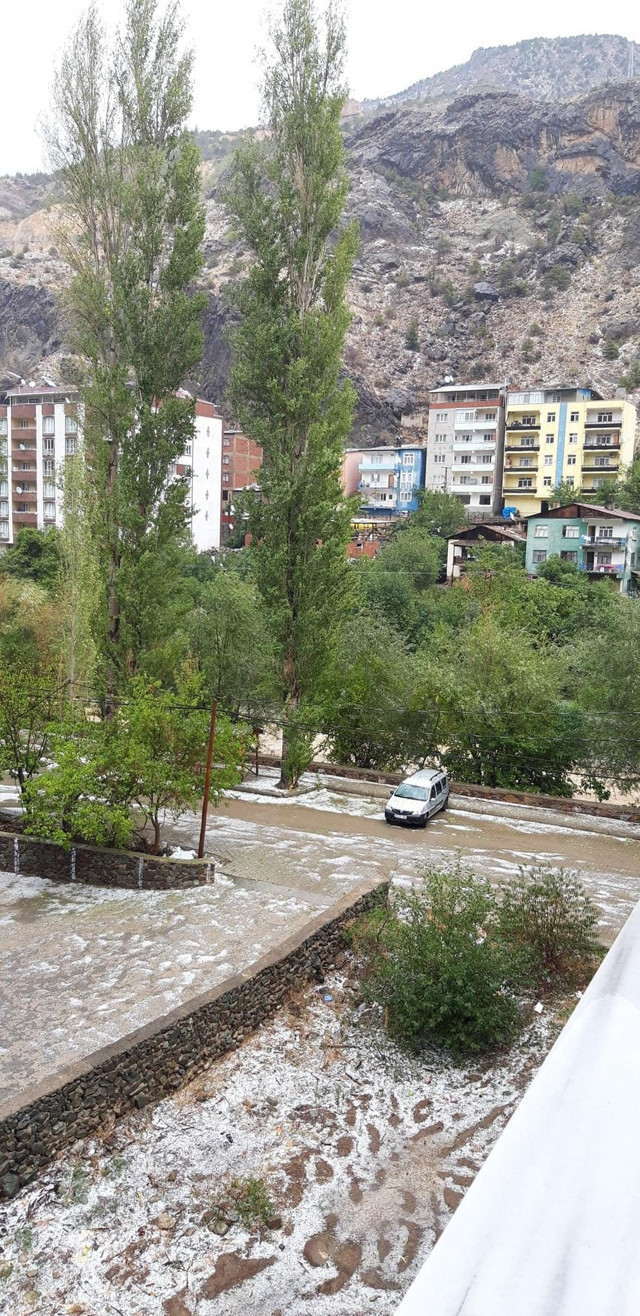 Meteoroloji uyarmıştı Artvin'de sel etkili oldu! Dolu yağışının ardından sağanak geldi - Resim: 0