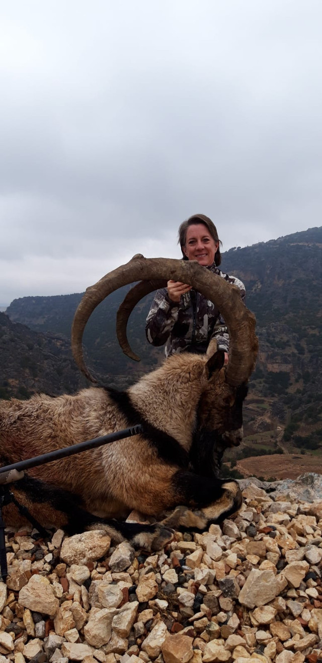 ABD'li kadın Türkiye'de büyük bir dağ keçisi avladı - Resim: 1