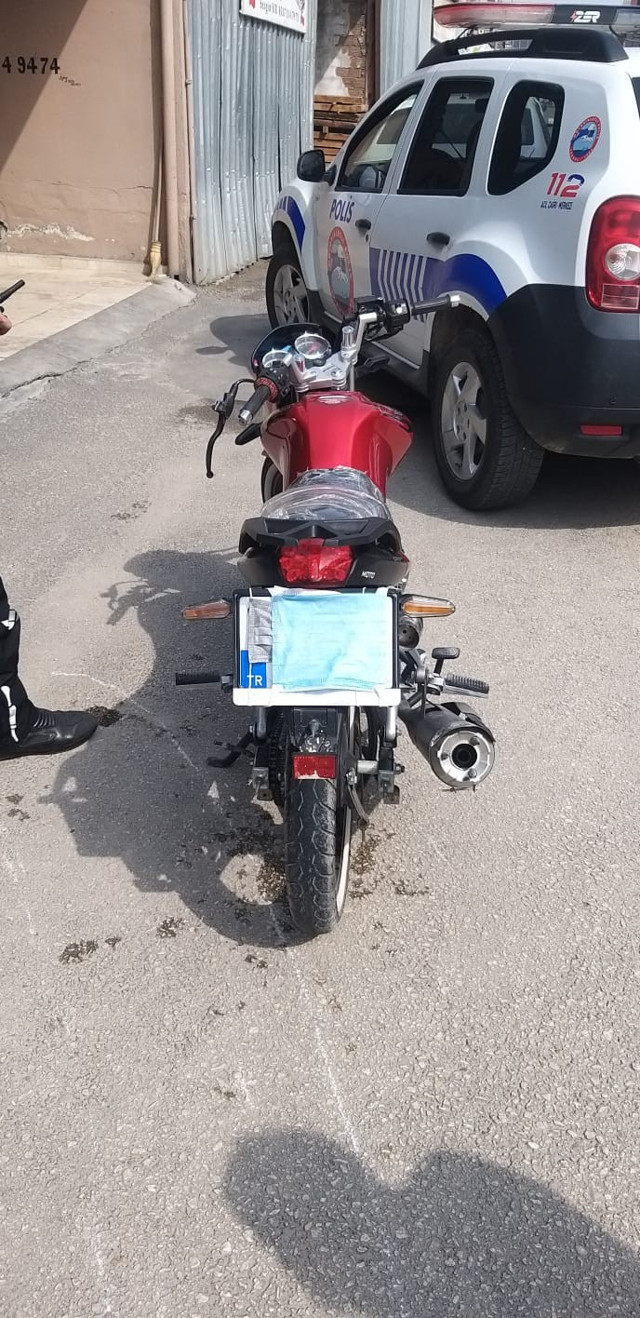 Maskeyi yüzüne değil de motosikletinin plakasına taktı! Polis 7 bin 465 lira ceza yazdı - Resim: 0