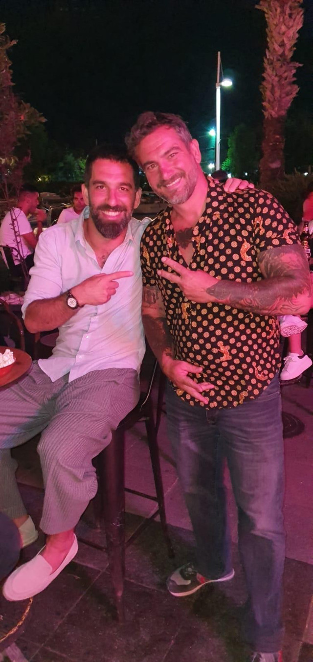 Arda Turan kırmadı! Bir bir fotoğraf çektirdi - Resim: 0