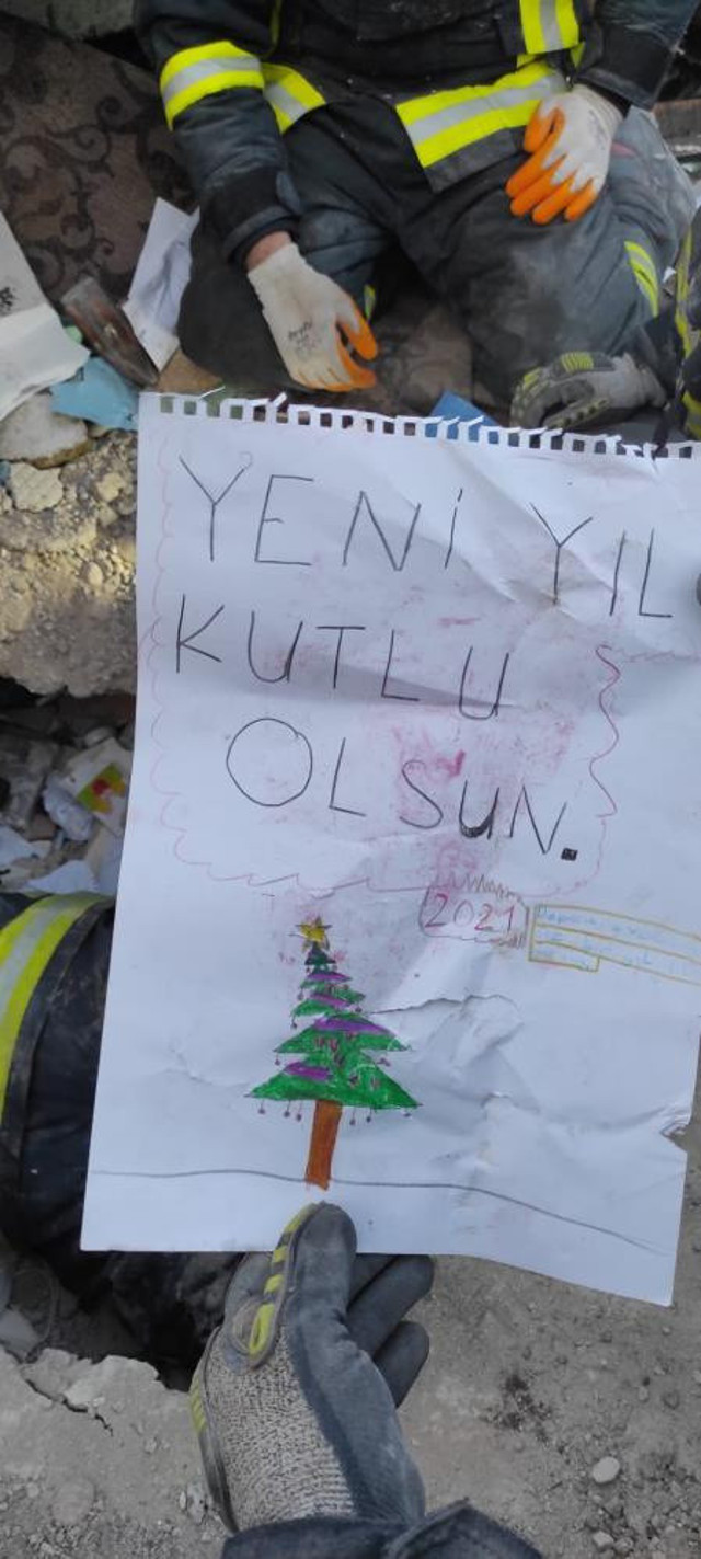 Kahramanmaraş'ta yürek burkan resim! Enkazdan çıkarıldı: "Yeni yıl kutlu olsun, depremsiz bir yıl diliyorum" - Resim: 0