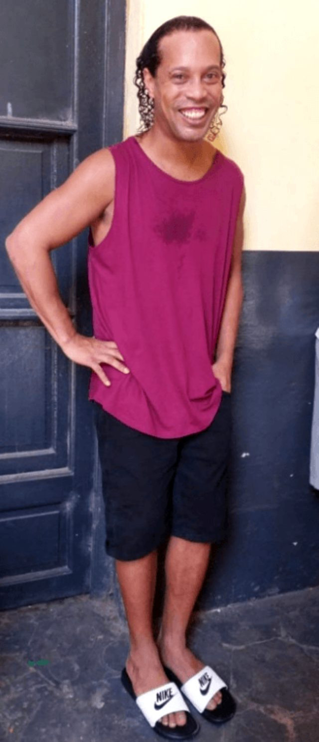 Messi Ronaldinho'yu kurtarmak için kesenin ağzını açtı - Resim: 1