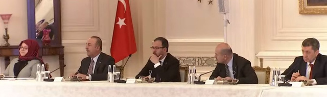 Koronavirüs zirvesinde bakanlar için sıkı tedbir mesafeler korundu - Resim: 1