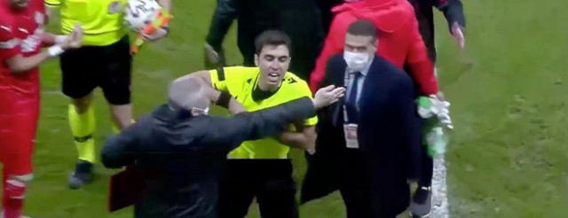 Beşiktaş - Sivasspor maçında Hakan Arslan'ın kırmızı kartı Avrupa'da gündem oldu - Resim: 1