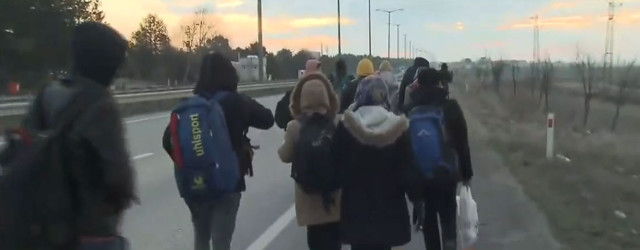 Türkiye kapıları açtı Edirne'de göçmenler Yunanistan sınırına yürüyor işte o görüntüler - Resim: 2