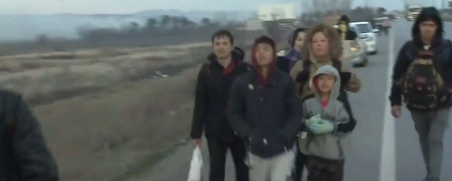 Türkiye kapıları açtı Edirne'de göçmenler Yunanistan sınırına yürüyor işte o görüntüler - Resim: 0