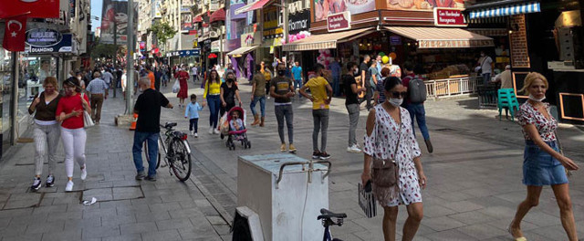 İzmir'de vatandaştan şaşırtan cevap lokma yemek için sosyal mesafeyi hiçe saydım - Resim: 0