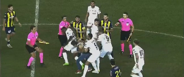 Başkent'te skandal! Ankaragücü taraftarı Beşiktaşlı futbolculara uçan tekme attı! - Resim: 8