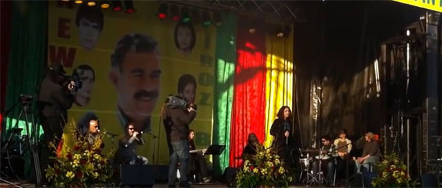 Kılıçdaroğlu Öcalan posteri önünde konser veren Aynur Doğan'a destek çıktı - Resim: 1