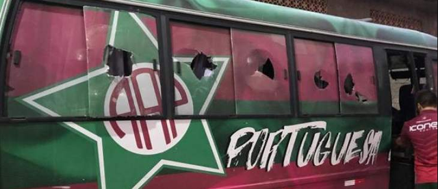 Brezilya'da taraftarlar soyunma odasını bastı kan döküldü - Resim: 4