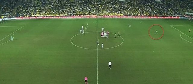 Başkent'te skandal! Ankaragücü taraftarı Beşiktaşlı futbolculara uçan tekme attı! - Resim: 5