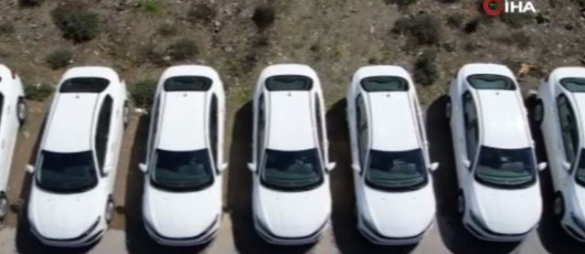 Başakşehir'de şaşkına çeviren görüntü! Boş arazide stoklanmış araçlar bulundu jelatini üzerinde... - Resim: 1