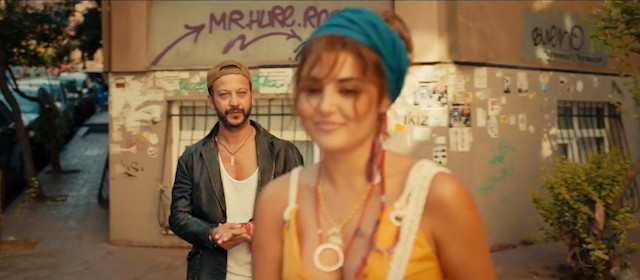 Hande Erçel ve Rıza Kocaoğlu'nun iki aşığı canlandırdığı klip izleme rekorları kırıyor - Resim: 2