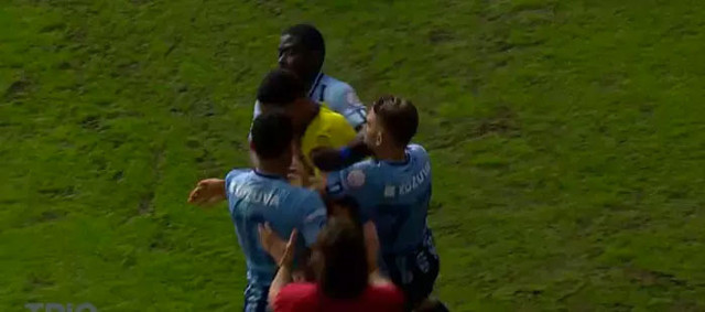 Boğazına yapışıp yere indirdi VAR da görmedi! Pozisyon için Fenerbahçe'den tepki: Sokak kavgası mı, futbol maçı mı? - Resim: 0