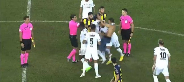 Başkent'te skandal! Ankaragücü taraftarı Beşiktaşlı futbolculara uçan tekme attı! - Resim: 7