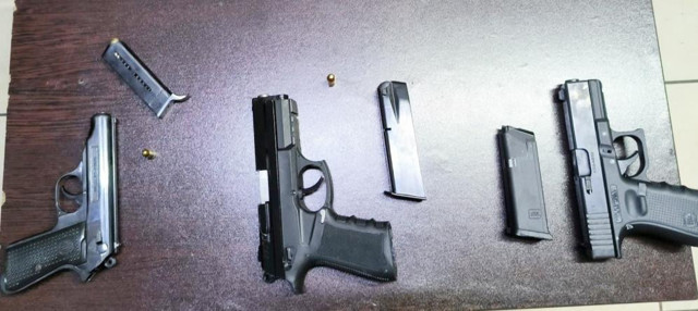 Film sahnesi gibi silahlı kavga! Görüntüler ortaya çıktı: Yumruklaşıp birbirlerine ateş açtılar! - Resim: 4