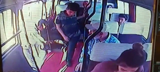 Üzeri kirli diye minibüste koltuğa oturtulmayan çocuk Erdoğan'a seslendi - Resim: 0