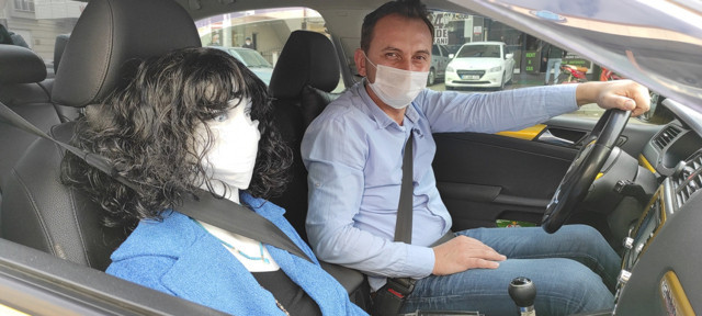 Taksiciden ön koltuğa oturulmasını engellemek için akılalmaz yöntem - Resim: 1