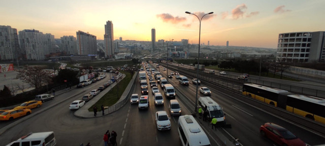 E-5’te servis minibüsü ile otomobil çarpıştı: 8 yaralı - Resim: 0