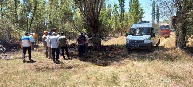 Afyonkarahisar'da tarla yangını! Alevleri söndürmek isterken canından oldu - Resim: 1