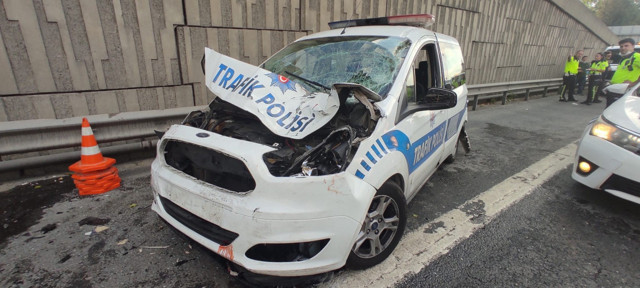 TEM'de polis aracı otomobil ile çarpıştı yaralılar var - Resim: 0