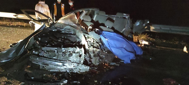 Burdur'da kontrolden çıkan kamyon dehşet saçtı bir aile yok oldu: 5 ölü yaralı - Resim: 1