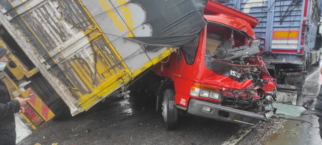 Konya'da pancar yüklü TIR kırmızı ışıkta bekleyen araçlara çarptı - Resim: 0