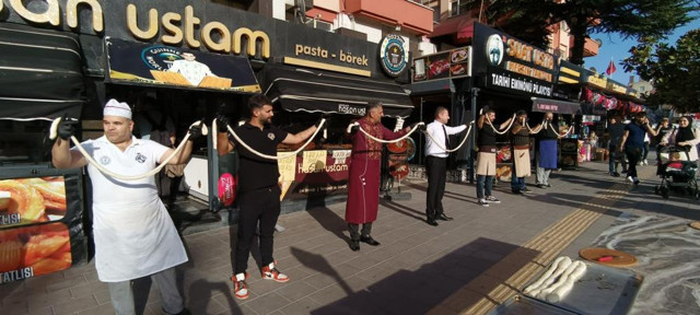 Esnaftan gönülleri fetheden hareket! 250 kilo böreği öğrencilere ücretsiz dağıttı - Resim: 0