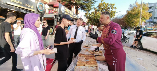 Esnaftan gönülleri fetheden hareket! 250 kilo böreği öğrencilere ücretsiz dağıttı - Resim: 1