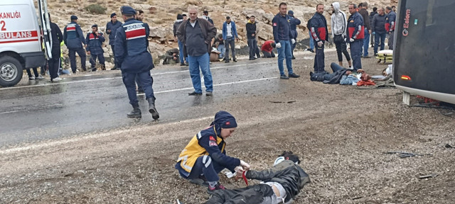 Sivas'ta göçmen faciası! Göçmen taşıyan otobüs devrildi çok sayıda ölü ve yaralı var - Resim: 0