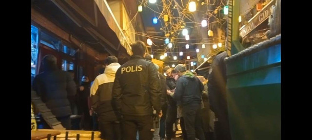 Kafede herkesin içinde ortağını silahla kafasından vurarak öldürdü - Resim: 0