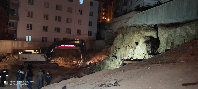 Ankara Mamak'ta inşaat kazısı yapılırken istinat duvarı çöktü 2 apartman boşaltıldı - Resim: 0
