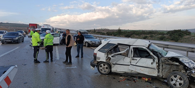Ankara'da zincirleme trafik kazası 10 araç birbirine girdi! Ölü ve yaralılar var - Resim: 0