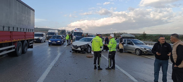 Ankara'da zincirleme trafik kazası 10 araç birbirine girdi! Ölü ve yaralılar var - Resim: 1