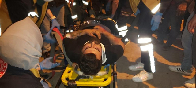 Bursa'da kontrolden çıkan otomobil beton duvara çarptı: 4 yaralı - Resim: 1