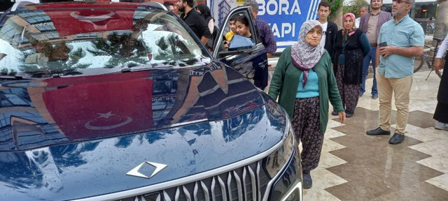 TOGG'u görünce gözyaşlarına boğuldu! Zülfiye nine o anları anlattı: "Tayyip oğlum biz senin sayende neler yaşıyoruz" - Resim: 0