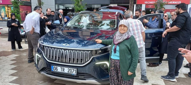 TOGG'u görünce gözyaşlarına boğuldu! Zülfiye nine o anları anlattı: "Tayyip oğlum biz senin sayende neler yaşıyoruz" - Resim: 3