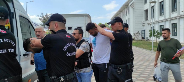 TEM'de ortalığı birbirine katmışlardı! 119 kilo uyuşturucuyla polisten kaçan zanlılar tutuklandı - Resim: 0