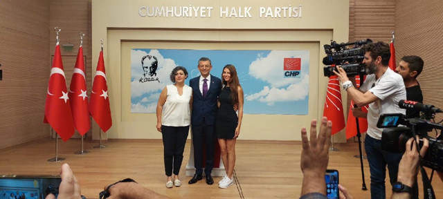 Özgür Özel CHP Genel Başkanlığı'na aday! CHP yönetimini kendi yokmuş gibi topa tuttu - Resim: 1