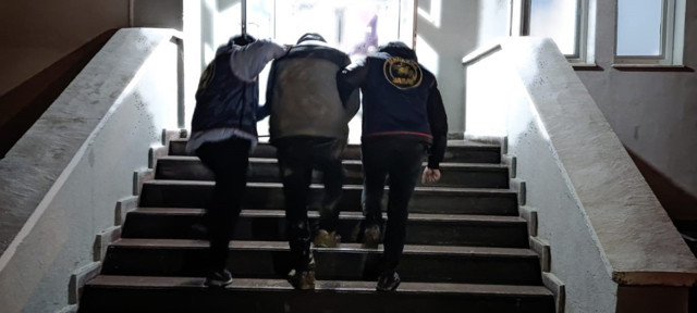 Yaşlı çifti 1,5 milyon TL dolandıran şahısları ayak izleri ele verdi - Resim: 0