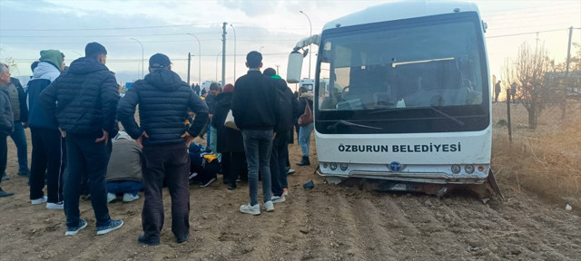 Afyonkarahisar'da öğrenci servis aracı ile kamyonet çarpıştı! - Resim: 0