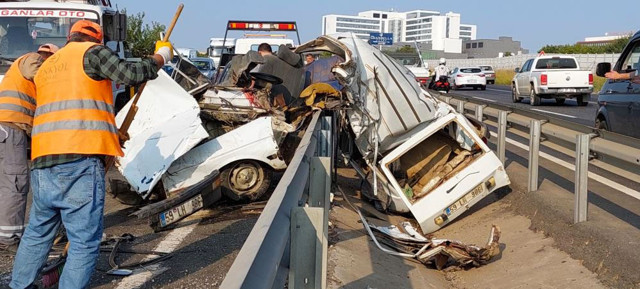 Tekirda'da feci kaza! Kağıt gibi ezildi parçaları toplamak için iki çekici çağırıldı - Resim: 0