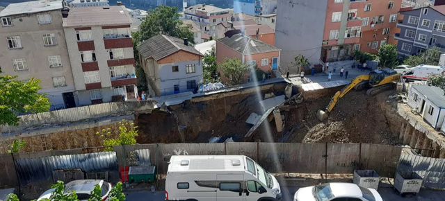 Sarıyer'de temel kazısı sırasında yol çöktü! Çevredeki binalar tahliye edildi - Resim: 0