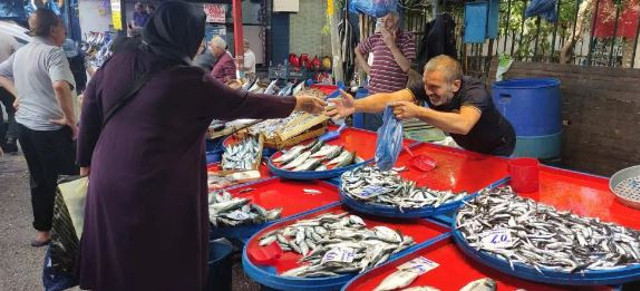 Sardalya 20 liraya kadar düştü vatandaşlar adeta kapıştı - Resim: 1