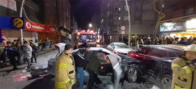 Sultangazi'de park halindeki araçlara çarpan sürücüyü mahallelinin elinden polis kurtardı - Resim: 1